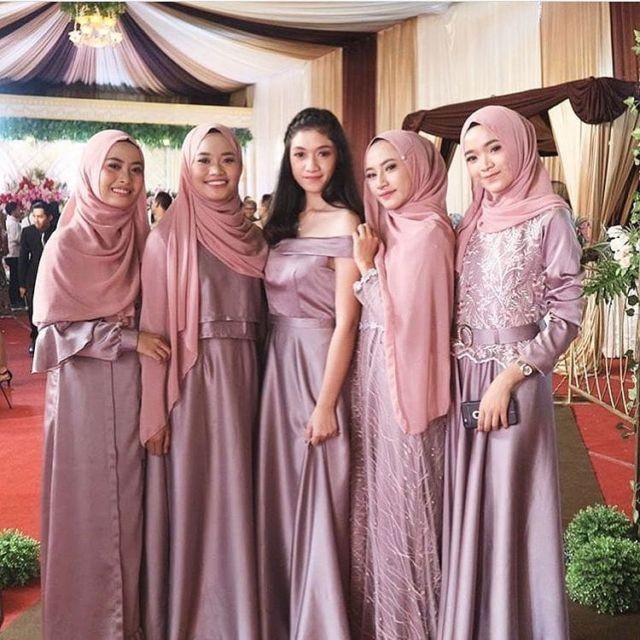 Rekomendasi Model Baju Bridesmaid Bahan Satin Polos